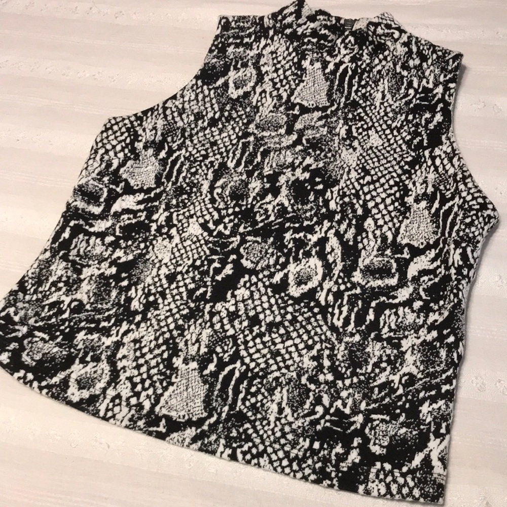 Ladies New York & Company Sleeveless Mock Neck /Black & White